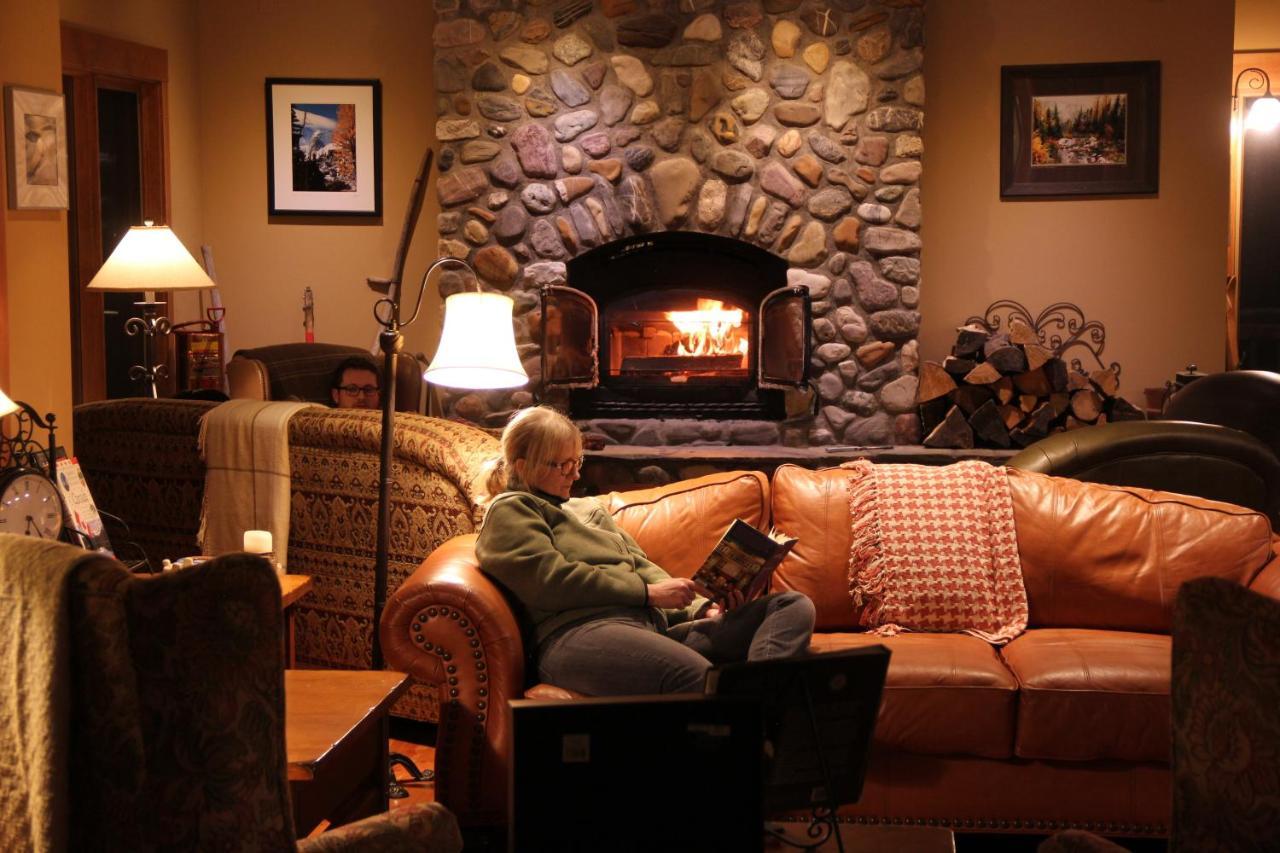 Vagabond Lodge At Kicking Horse Golden Luaran gambar