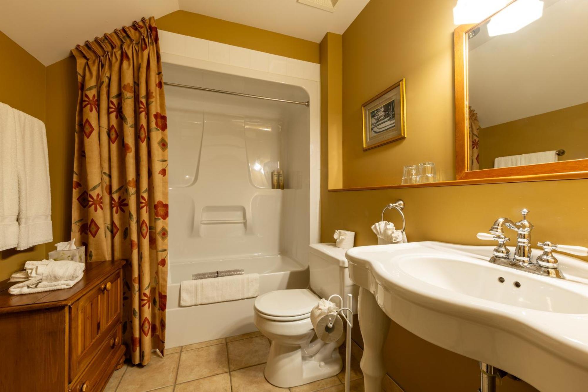 Vagabond Lodge At Kicking Horse Golden Luaran gambar