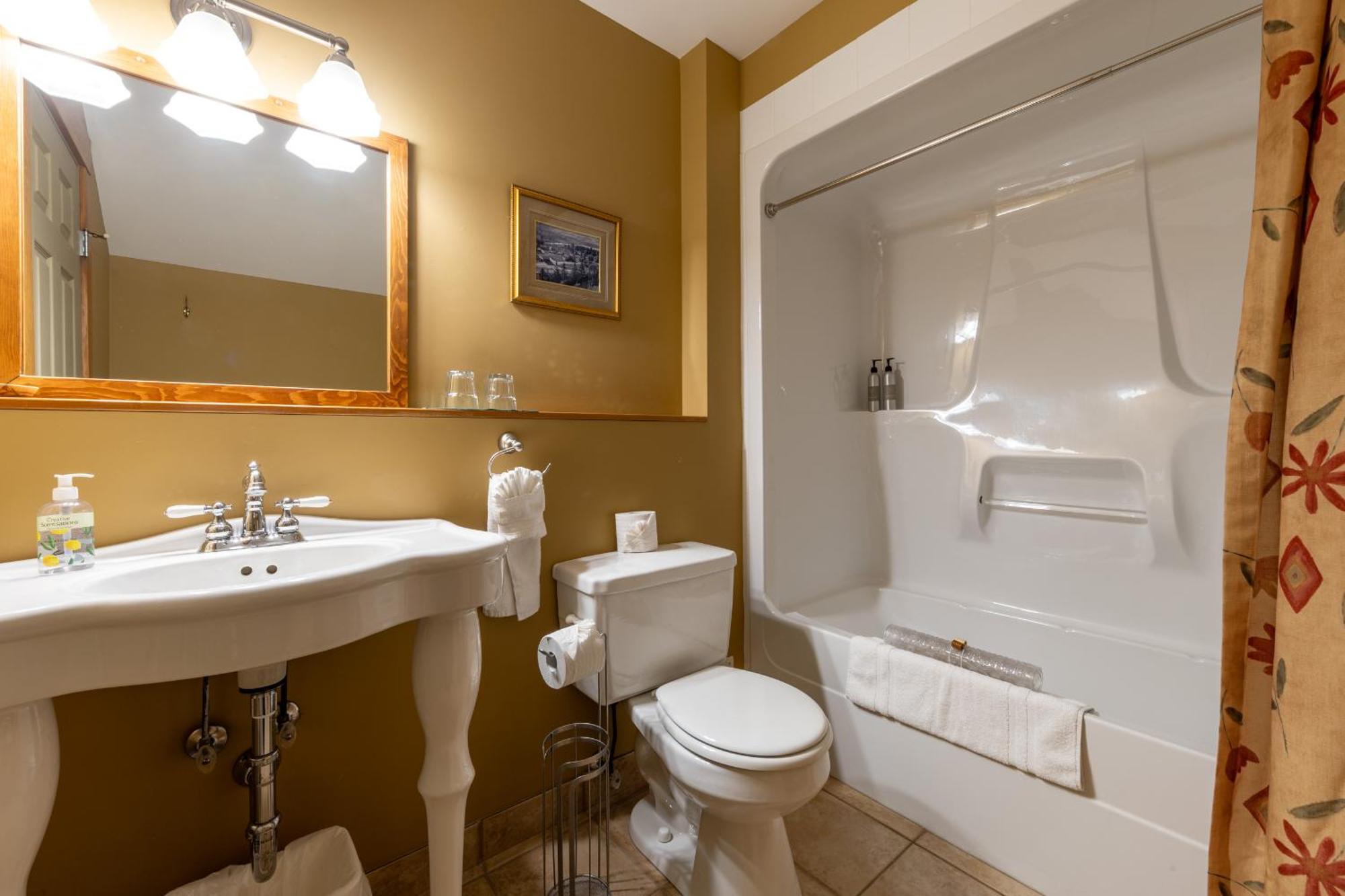 Vagabond Lodge At Kicking Horse Golden Luaran gambar