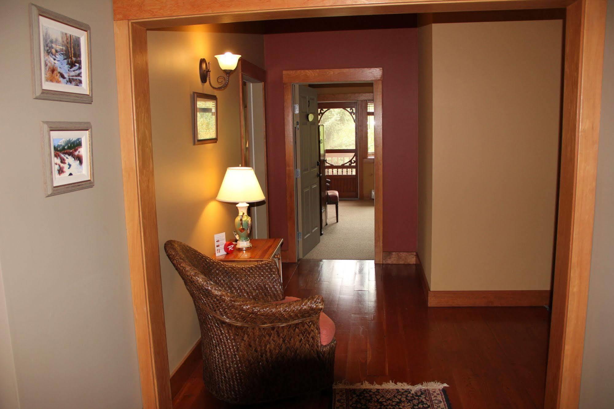 Vagabond Lodge At Kicking Horse Golden Luaran gambar